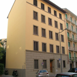 Restauro di facciata con basamento a bozze